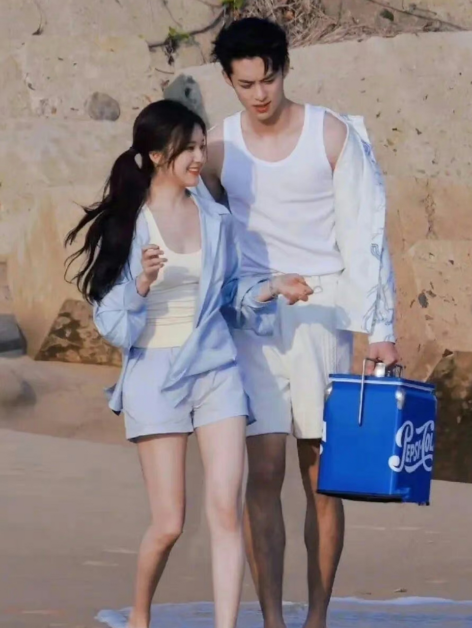 王鹤棣赵露思三亚同框,穿情侣装好般配,总裁和他的小娇妻海边度假即视