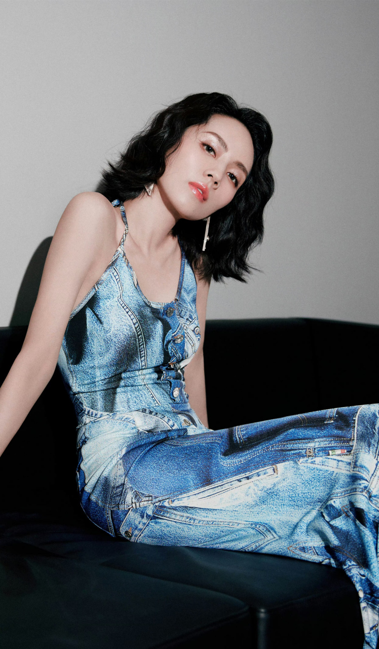 刘惜君,牛仔风吊带长裙,短发也性感!