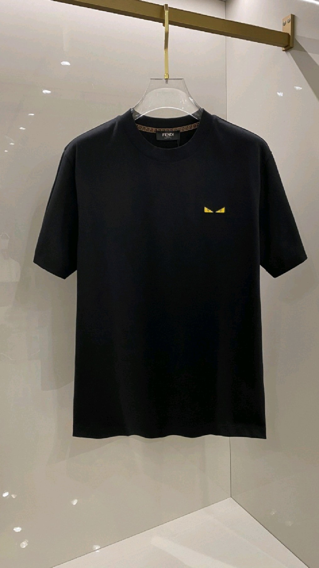 给网友们开箱展示下芬迪新款短袖t恤简单设计风格