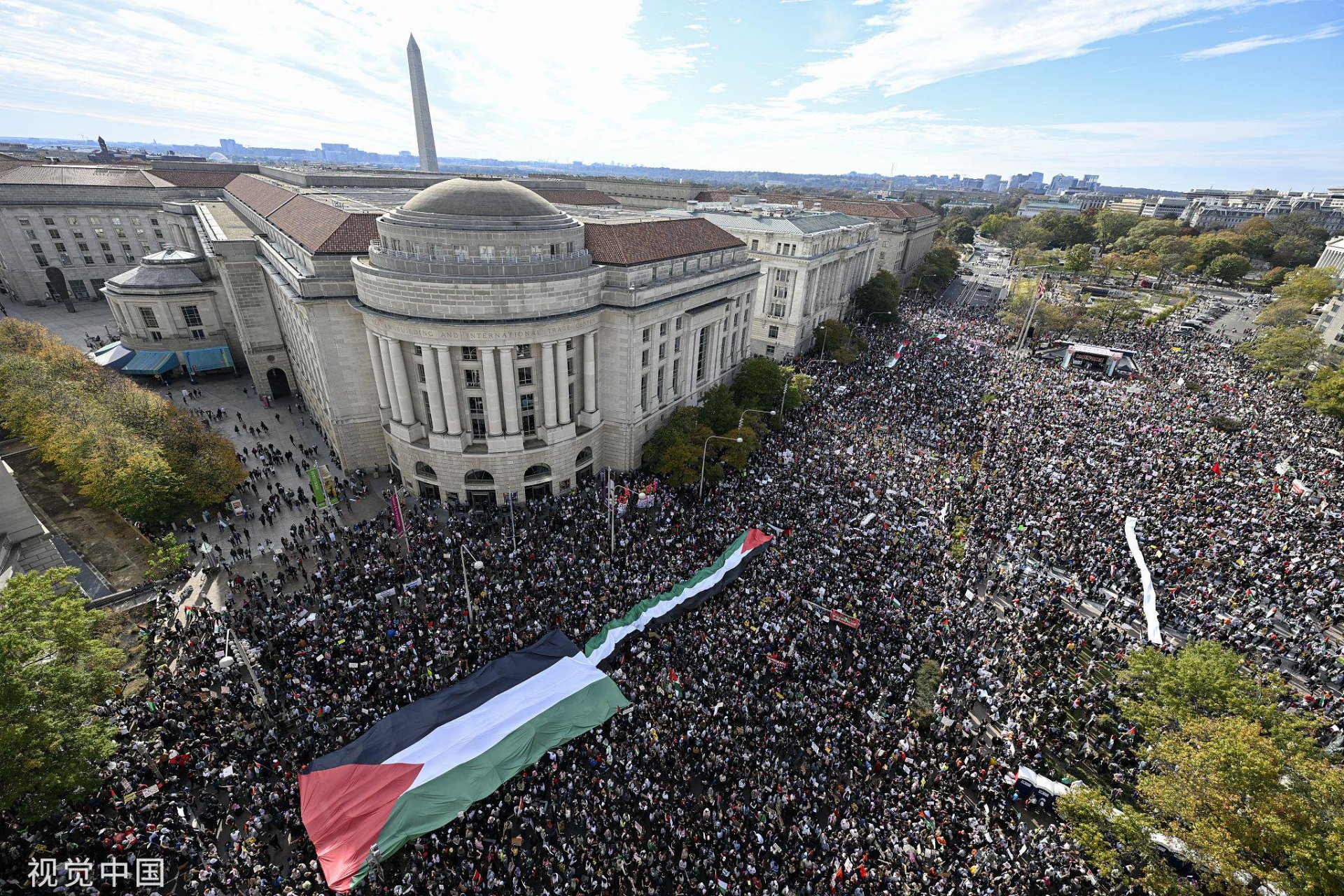 当地时间2024年6月8日,支持巴勒斯坦的示威者聚集在白宫附近举行抗议