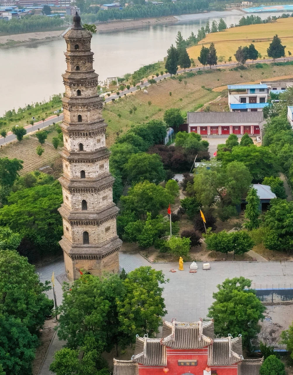商水寿圣寺塔位于商水县郝岗乡常社店村西北沙河南岸,寺院始建于公元