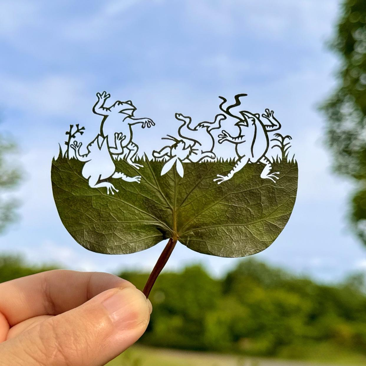 这是一个用树叶剪出的世界,各种不同的景象通过剪