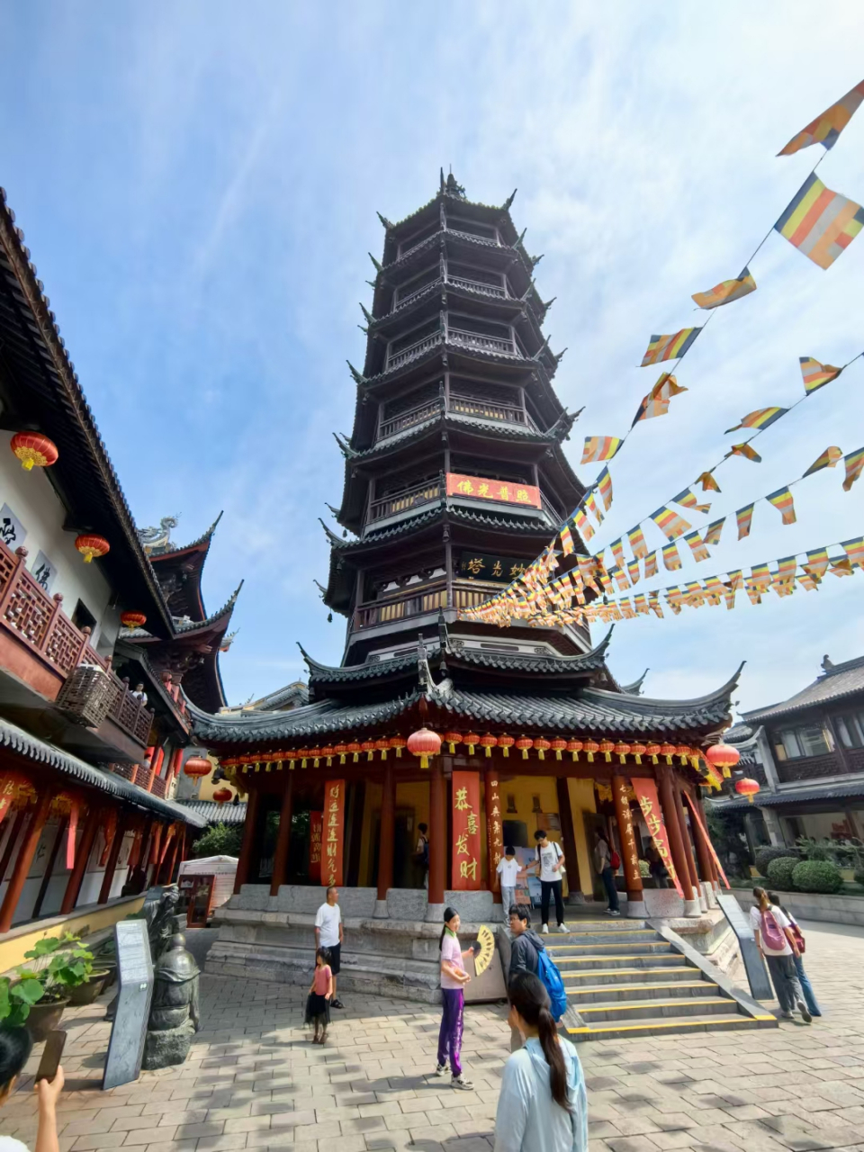 南禅寺便是之一,位于江苏省无锡市梁溪区向阳路32号无锡南禅寺景潜北