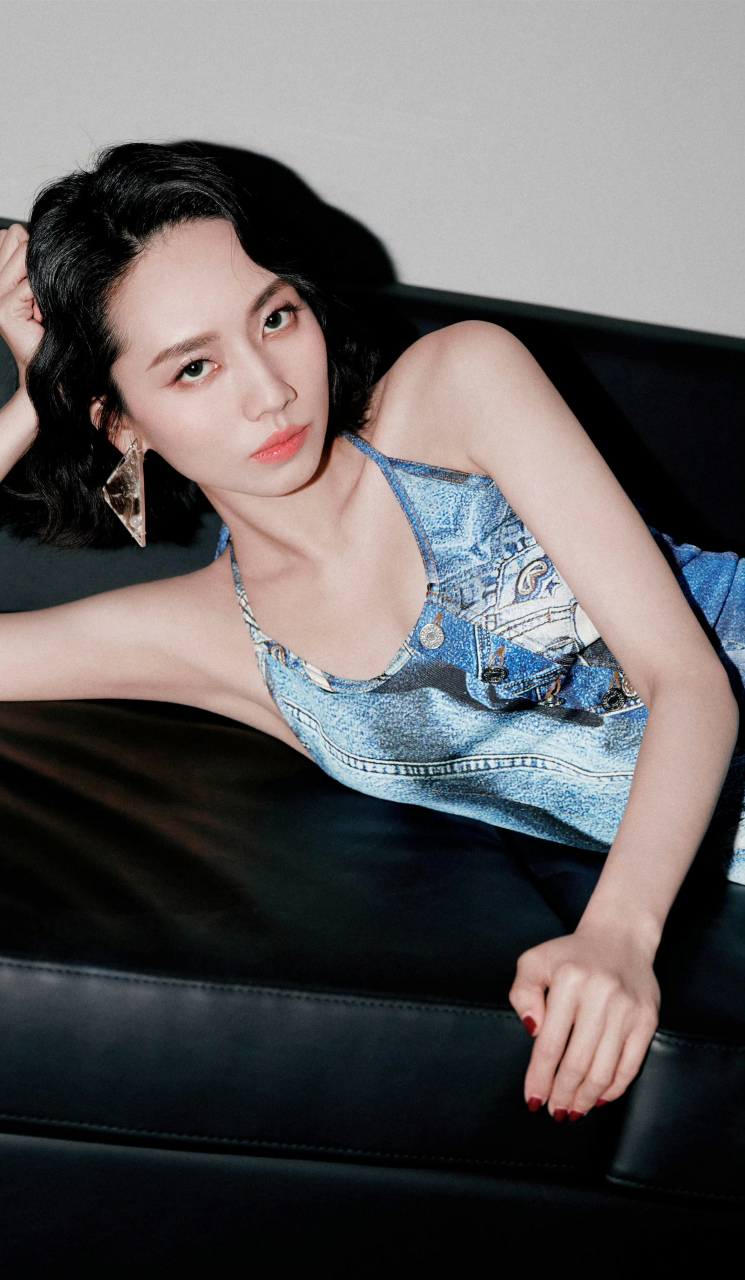 刘惜君,牛仔风吊带长裙,短发也性感!