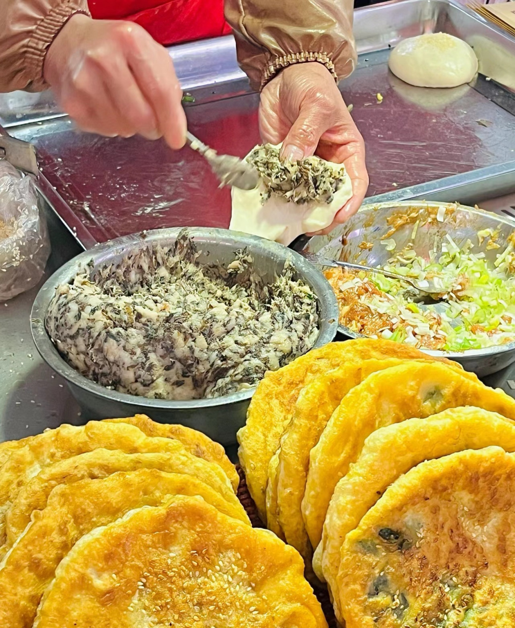 公婆饼(葱肉饼) 和面 面粉500克,温水350克,酵母5克,泡打粉5克,糖5 克