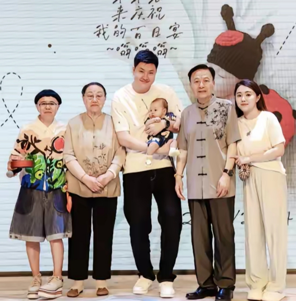 金龟子的外孙小金宝百日,她晒出正脸照,小家伙十分可爱.