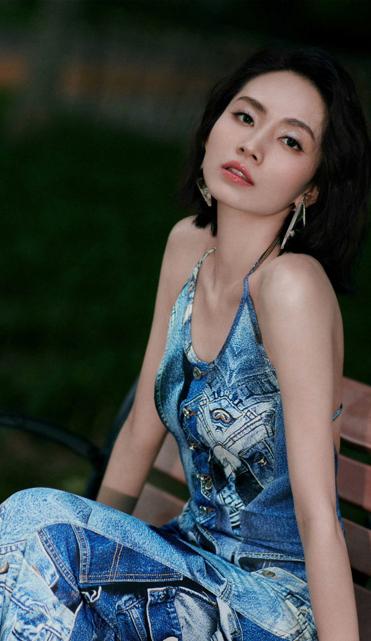 刘惜君,牛仔风吊带长裙,短发也性感!