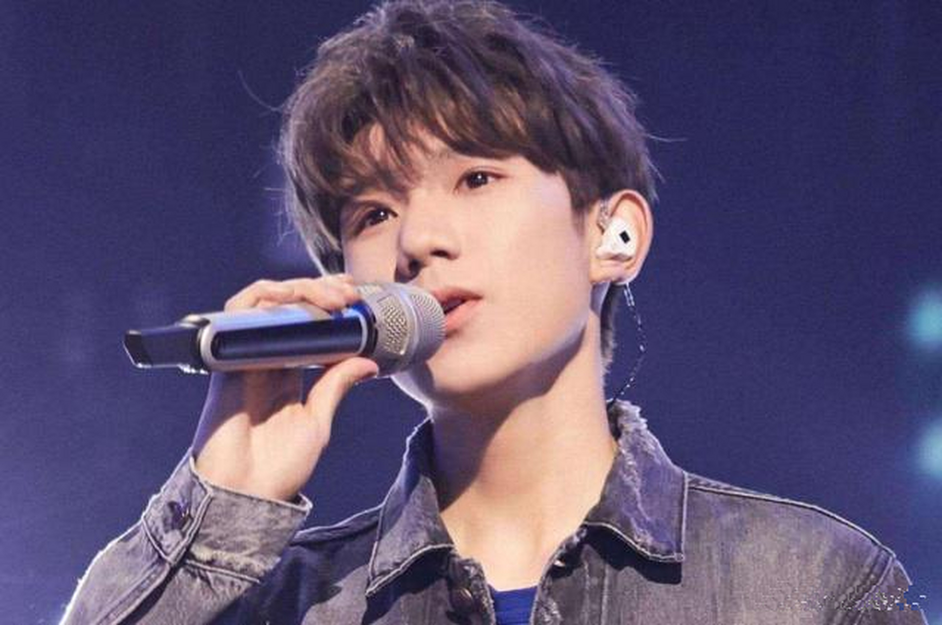 最近,贾乃亮,王源,杨超越,董大力 等《哈哈农夫》成员一起在日料店