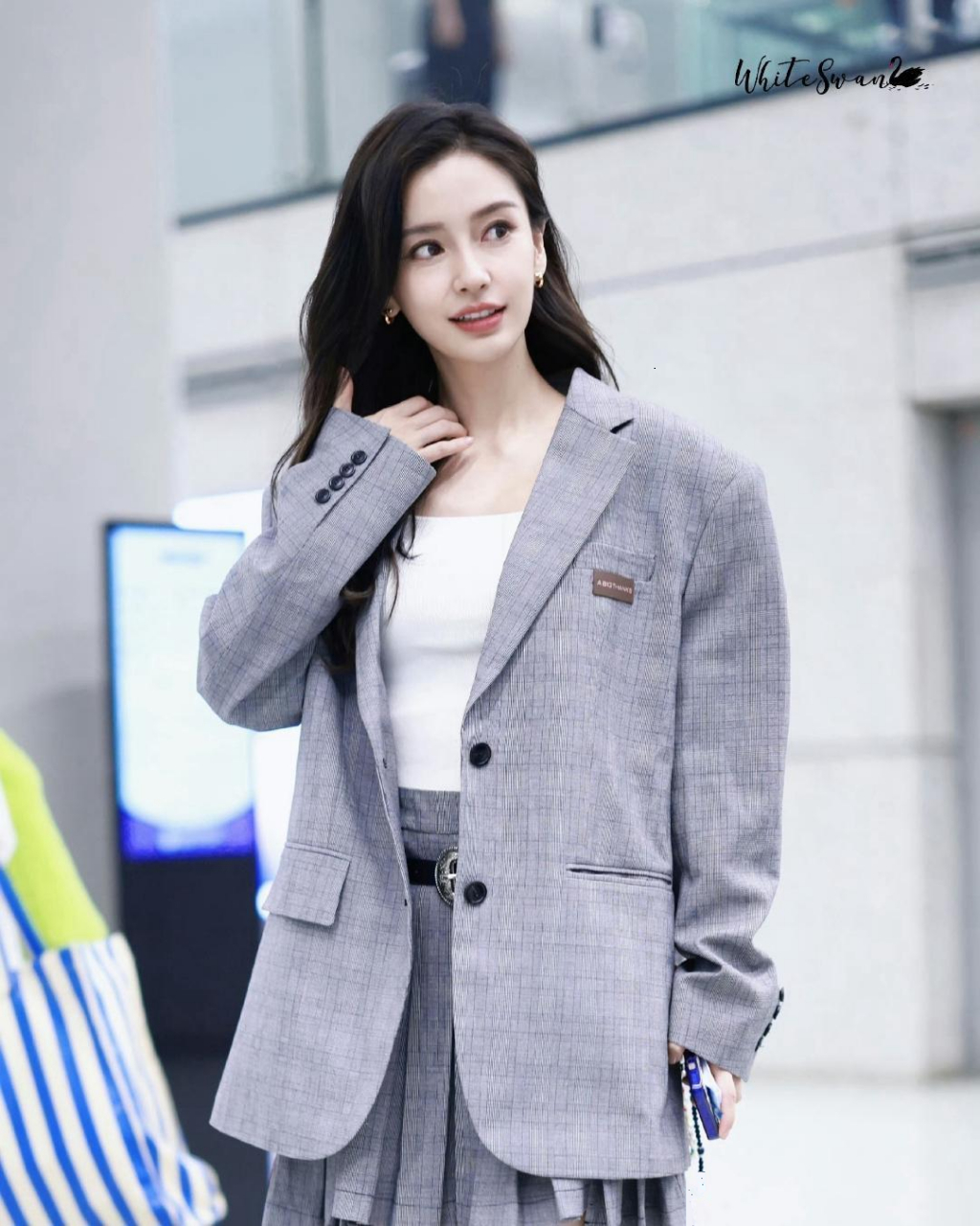 杨颖穿灰色西装配短裙