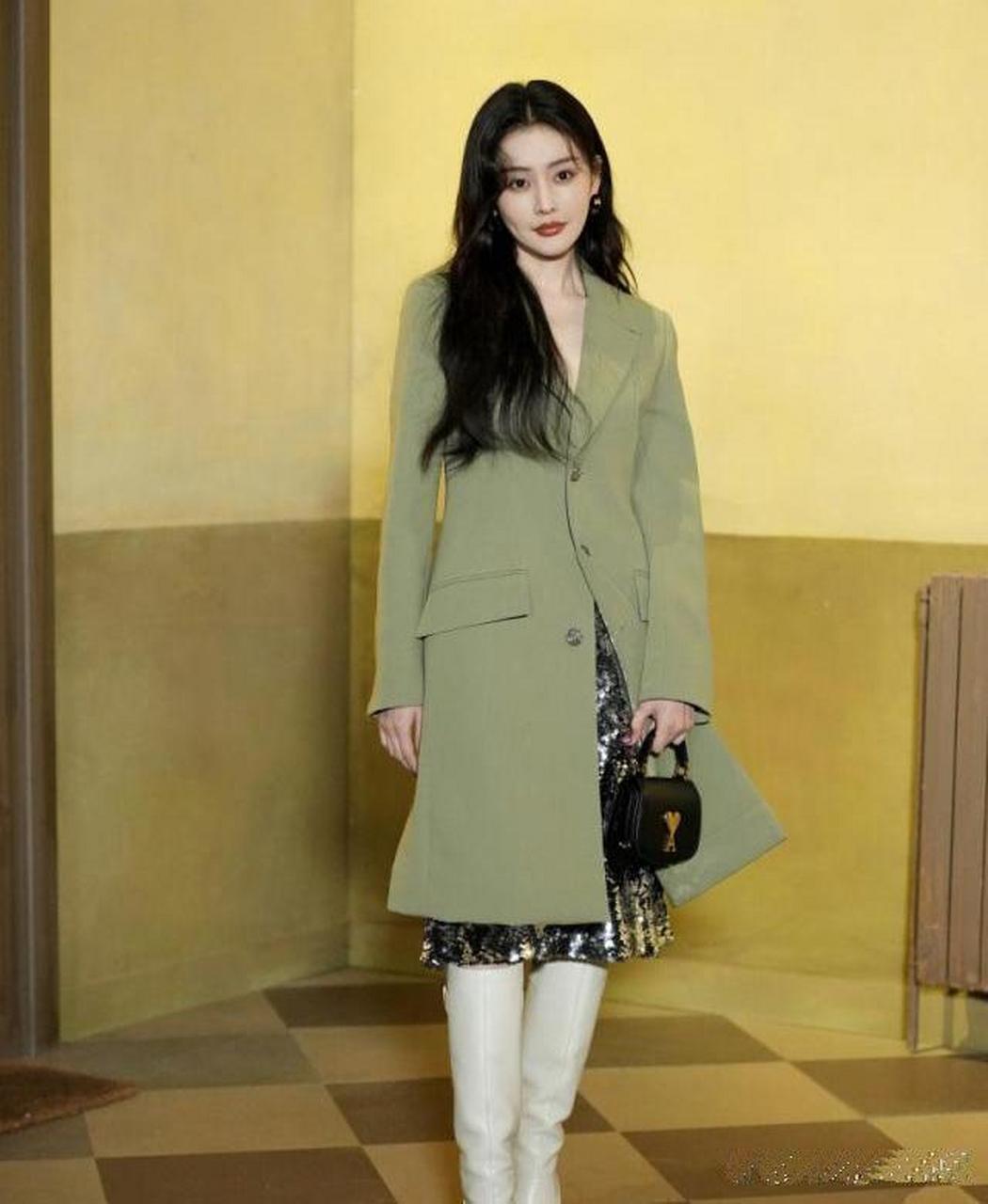 张天爱身穿绿色大衣搭配长靴,精致时尚