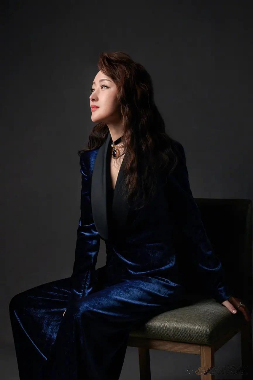 杨钰莹才是不老女神,51岁穿蓝色缎面套装