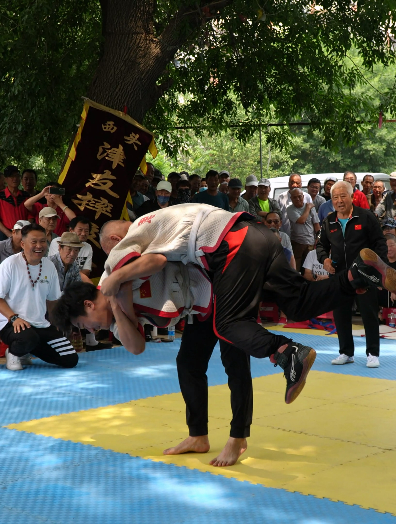 天津摔跤,大爷速度还是挺快的