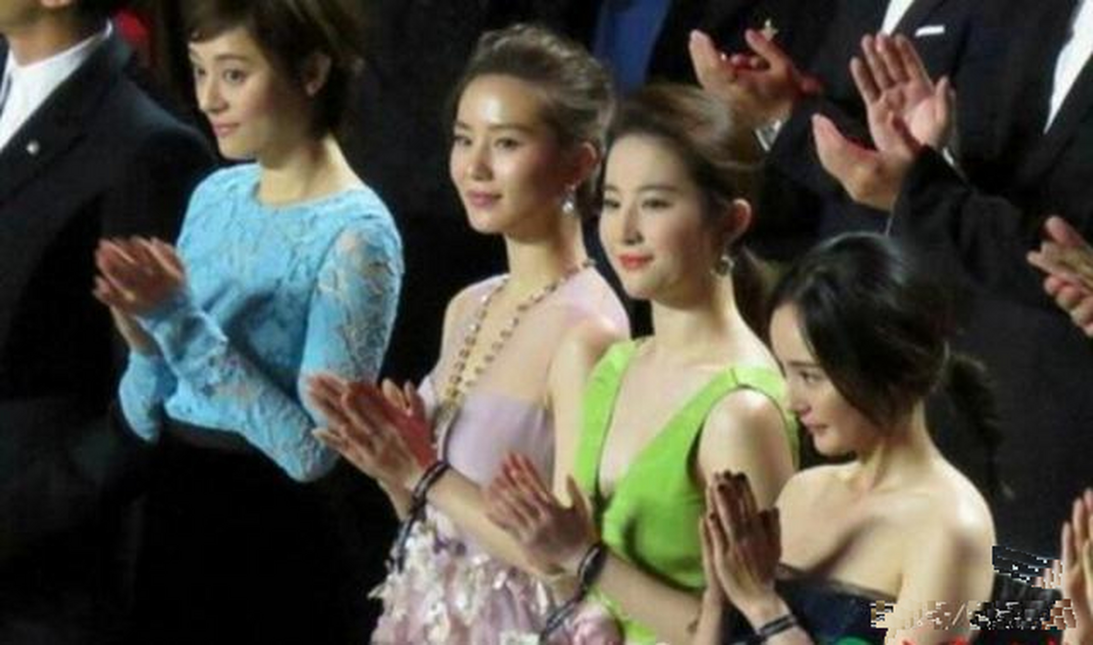 都说"三个女人一台戏",即使仙剑四姐妹杨幂唐嫣刘诗诗刘亦菲四人很少