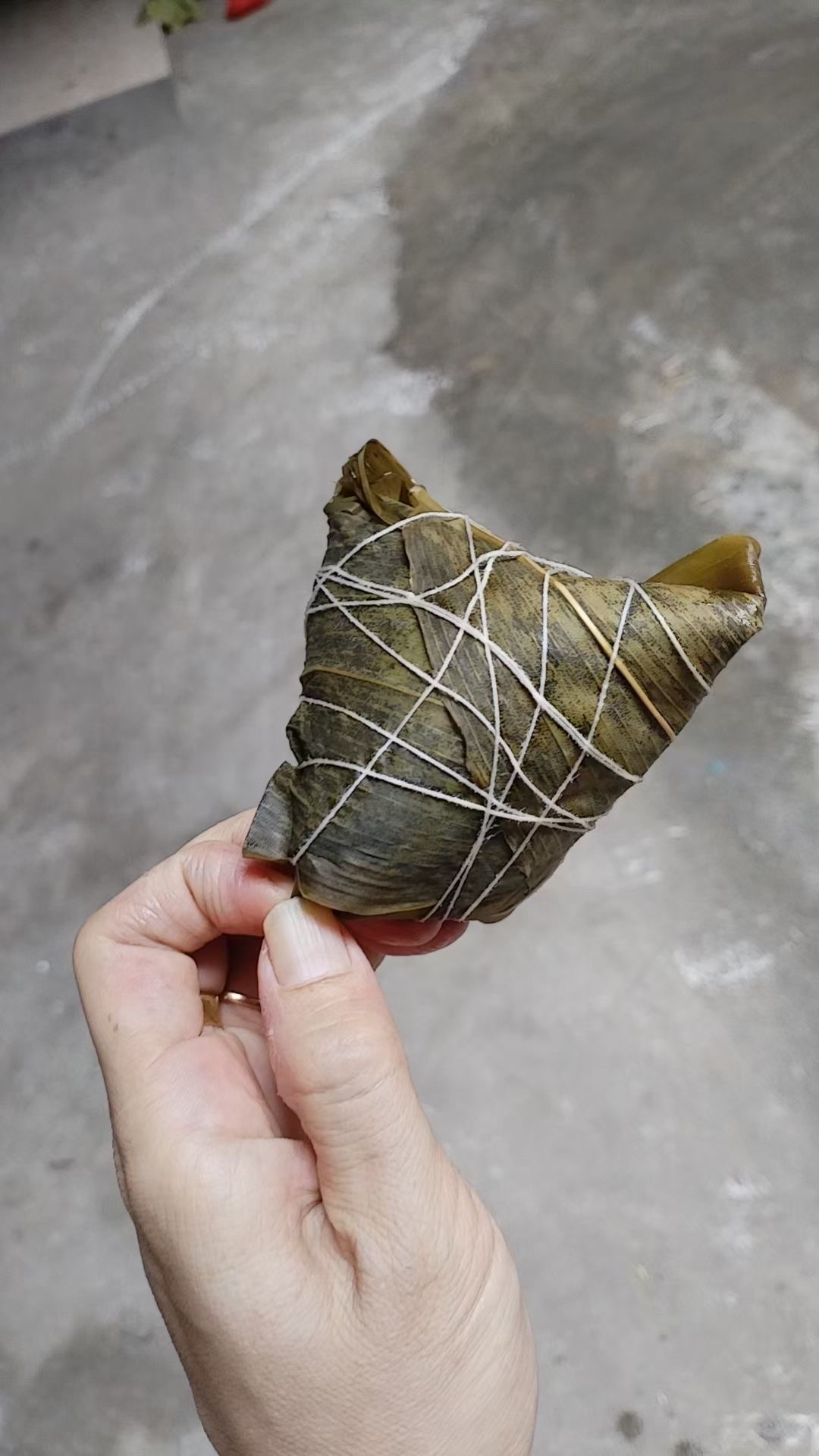每一个粽子都饱满圆润,散发着淡淡的粽叶香气,让人垂涎欲滴!