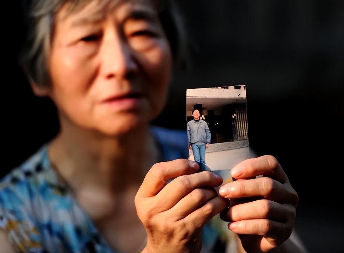 2007年,安徽男子炒股欠债75万离家出走,六旬老母用7年