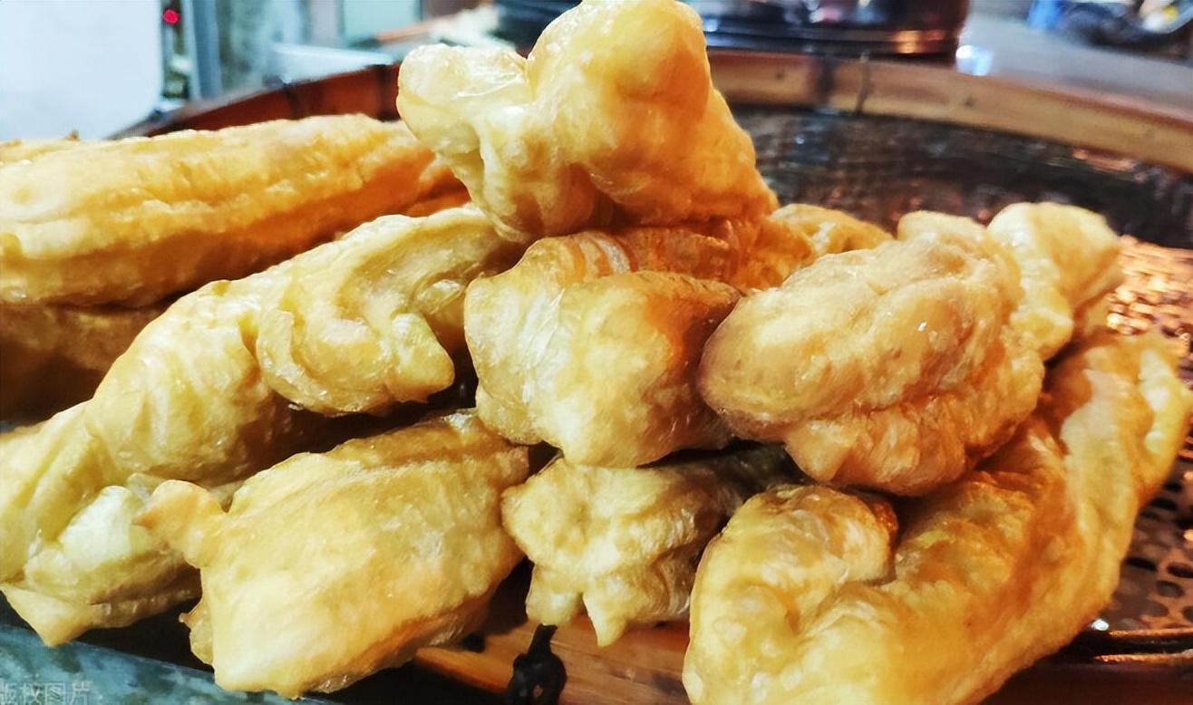 任芷芳,出身显赫的千金小姐,晚年却在街头卖油条