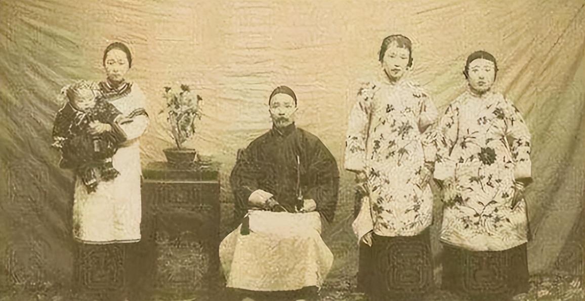 一次,谭延闿和朋友玩耍时,被人叫做"小老三".