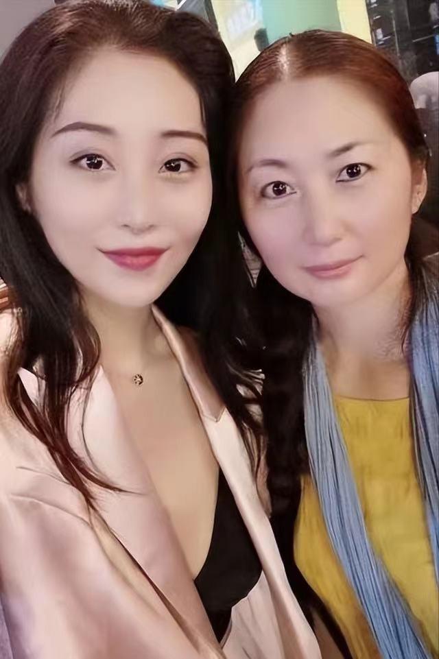 1989年,李雪珂出生于山东菏泽的一个普通家庭中,她的家庭并不幸福.