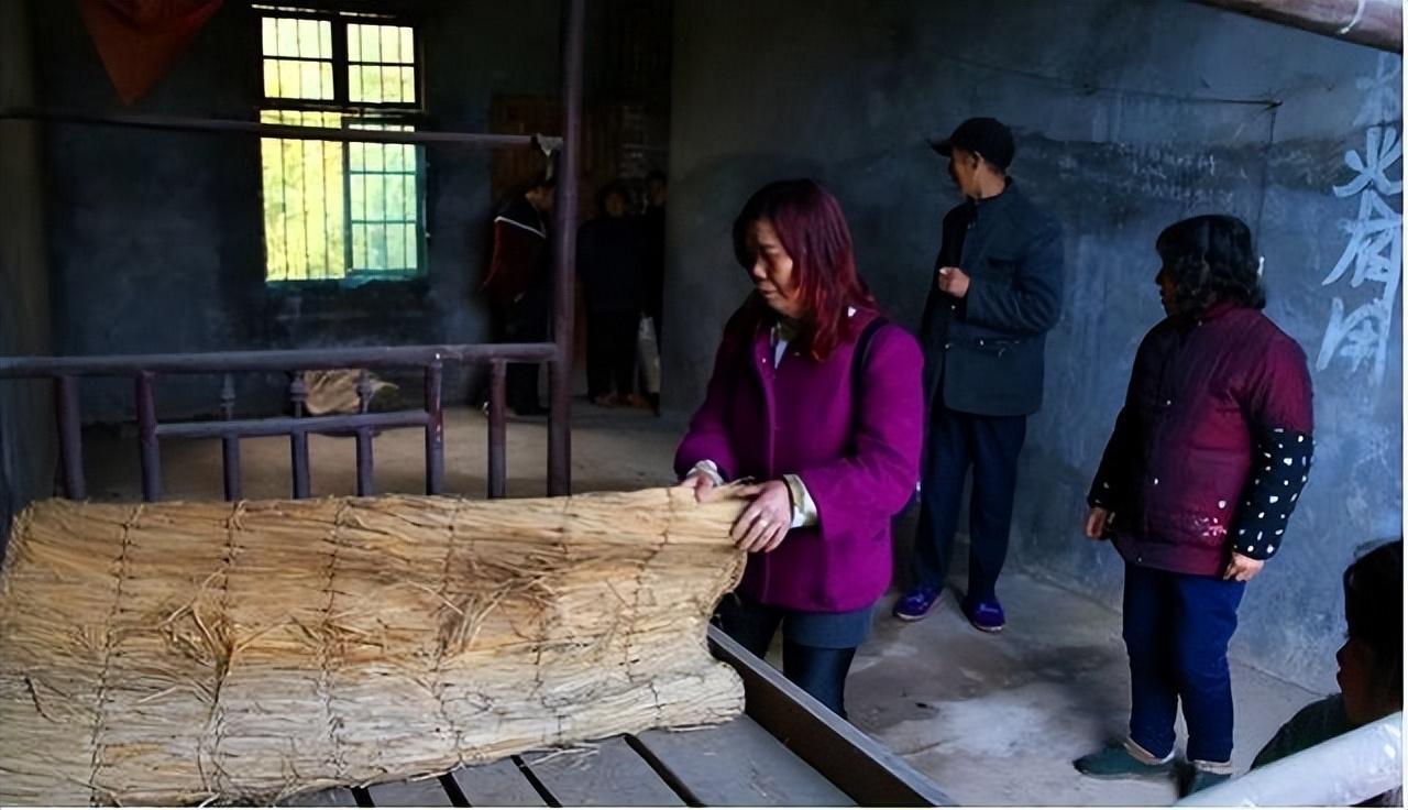 回顾女子被家暴后离家出走,20年后回家发现,儿子服刑,丈夫已火化