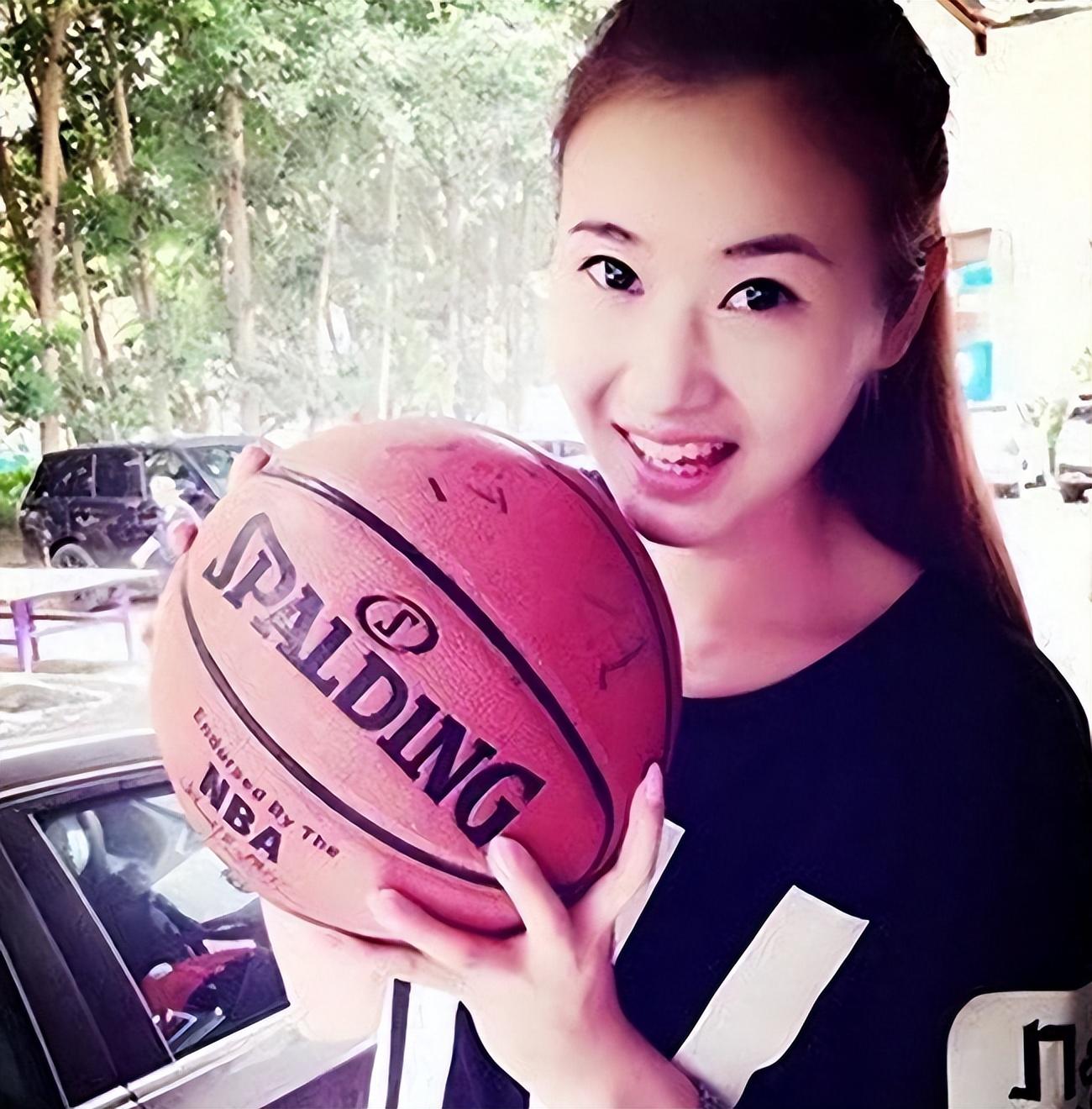 有一天王金宝所在的健身房里来了一个身高比他还高的女教练,这个女孩