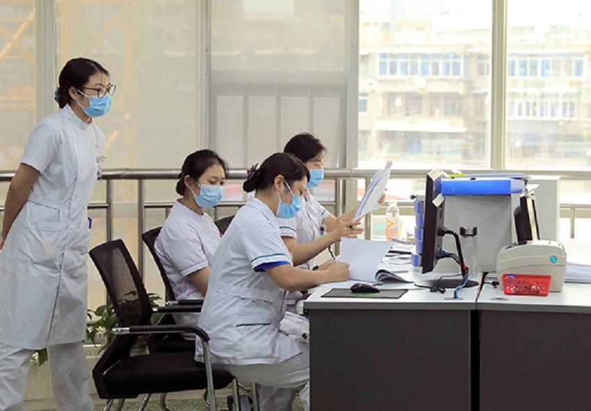 回顾她29岁出车祸成植物人,被亲生父母抛弃,女护工却