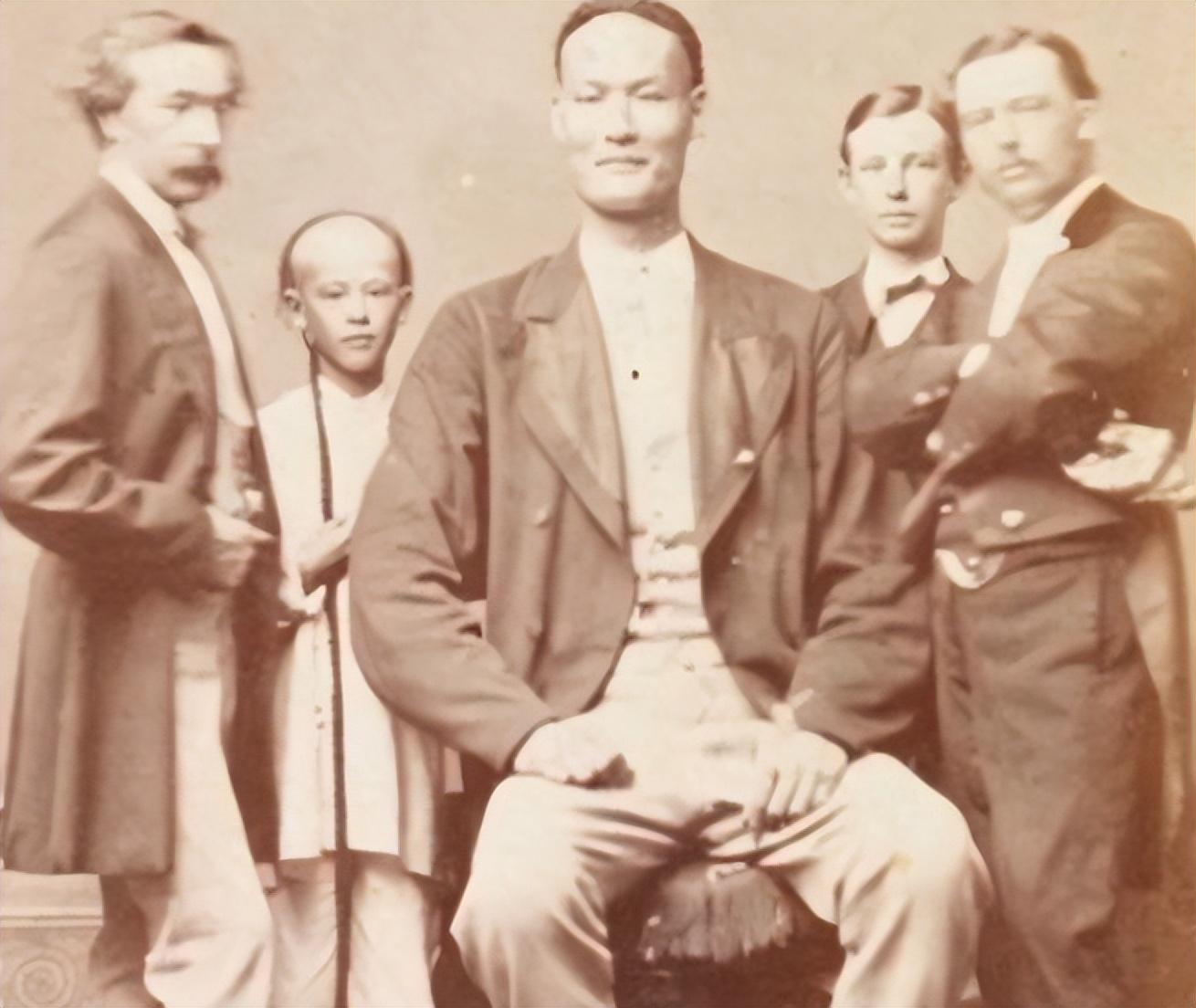 孩子一起到上海找寻工作,詹世钗跟随着哥哥们来到了一家制墨工厂工作