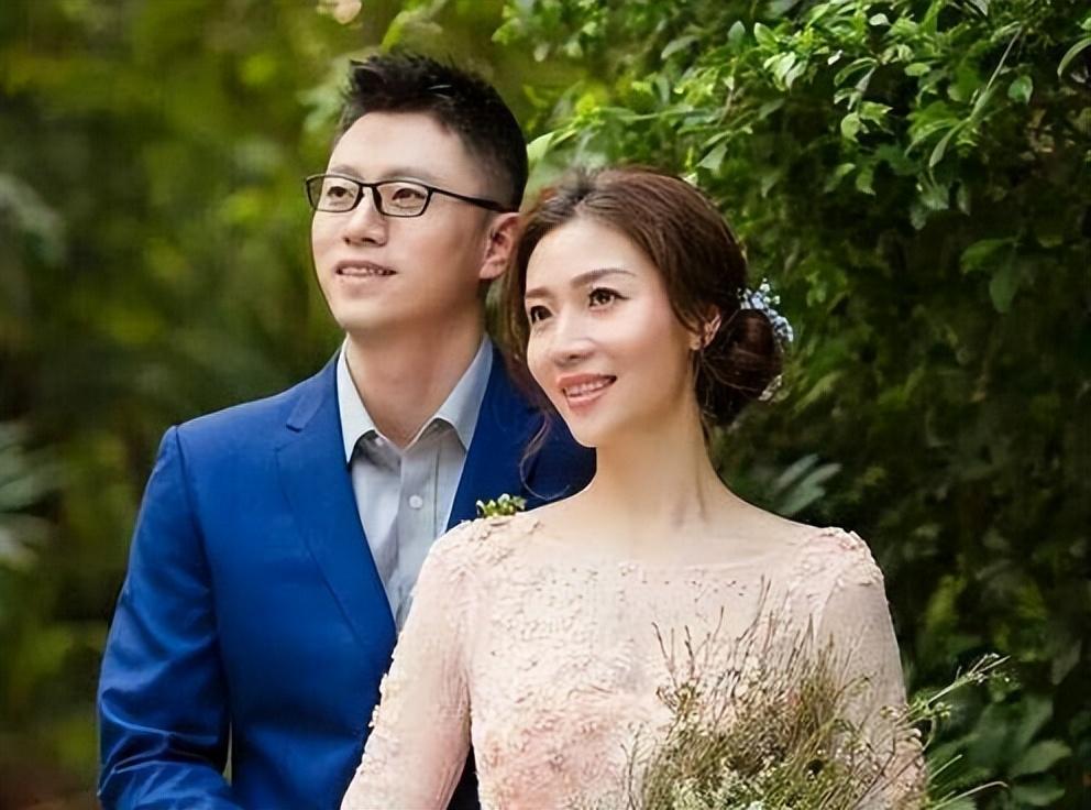 女排国手结婚,李盈莹搭档升级为军嫂,老公穿军装英姿挺拔