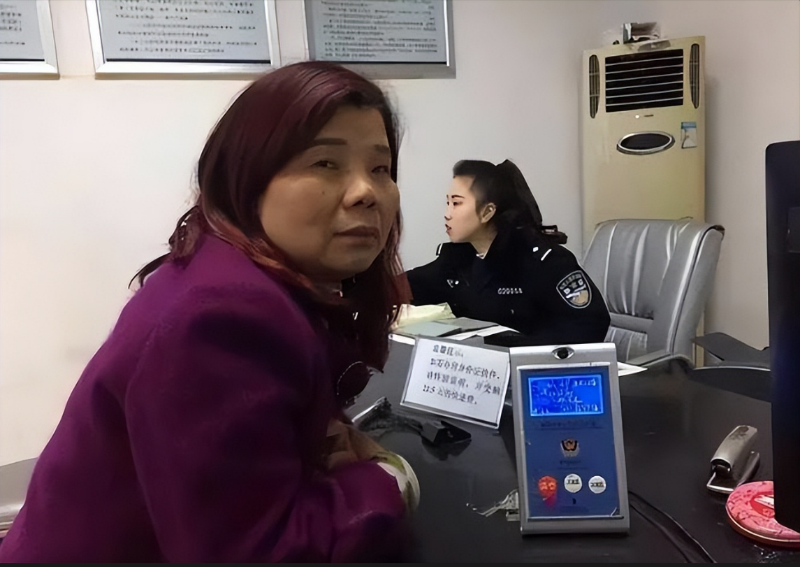 回顾女子被家暴后离家出走,20年后回家发现,儿子服刑,丈夫已火化