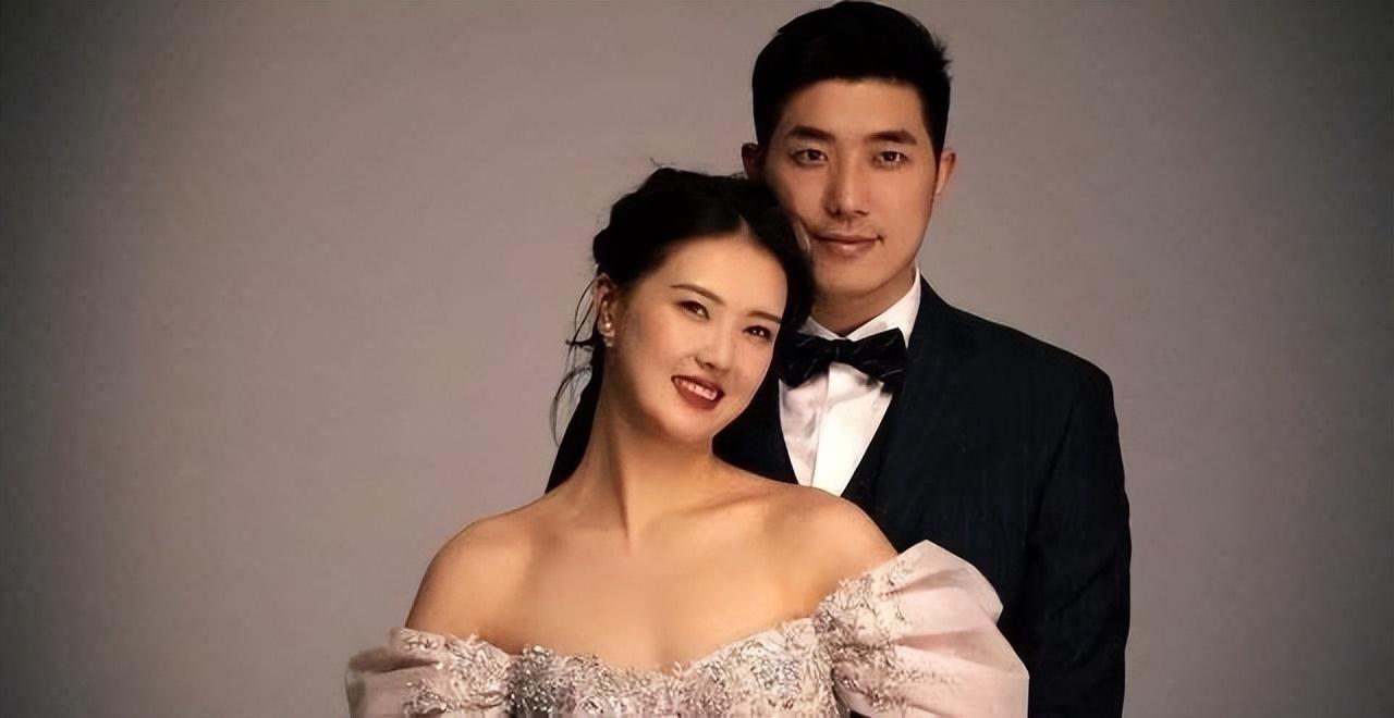女排国手结婚,李盈莹搭档升级为军嫂,老公穿军装英姿挺拔