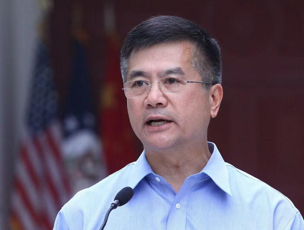 回顾:美国华裔部长骆家辉,在任时多次打压华为,卸任后到中国捞金