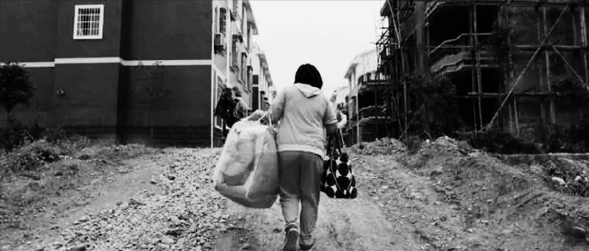 回顾女子被家暴后离家出走,20年后回家发现,儿子服刑