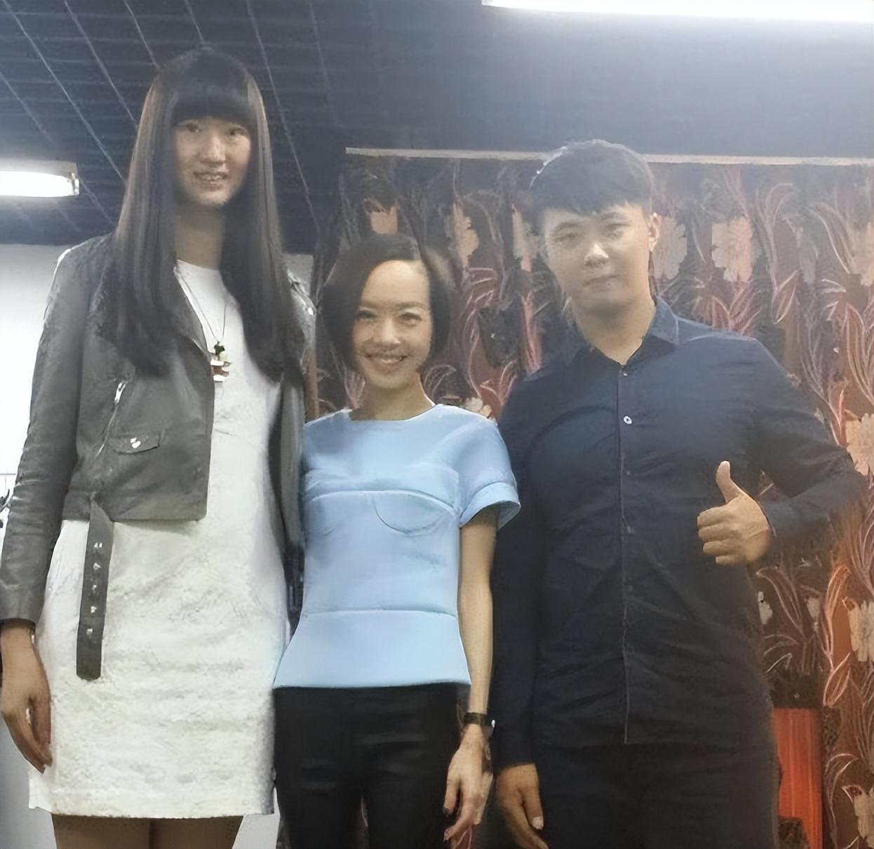 2015年东北小伙娶1.97米篮球女神,公婆很喜欢,还为她拆掉门框