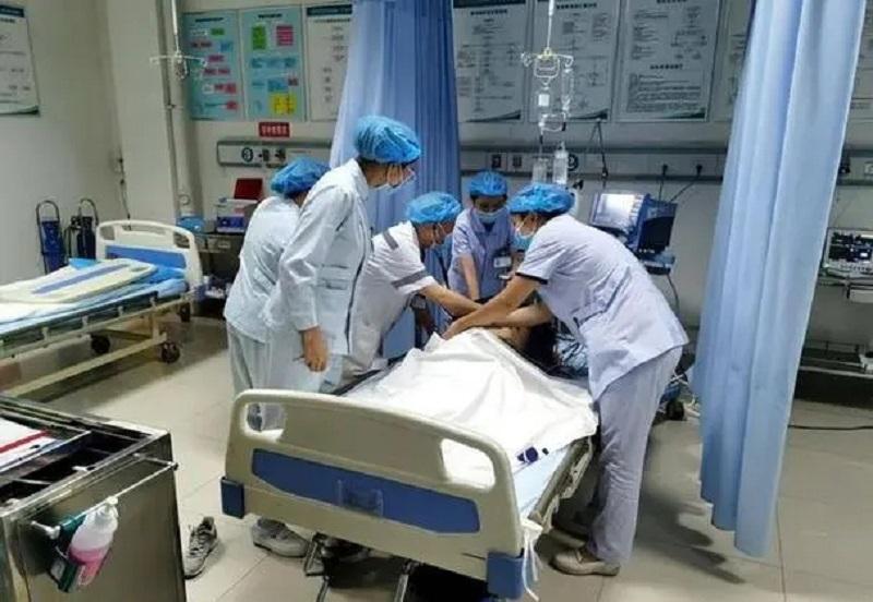 回顾她29岁出车祸成植物人,被亲生父母抛弃,女护工却