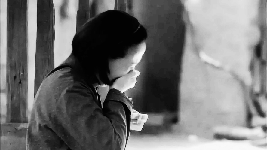 回顾女子被家暴后离家出走,20年后回家发现,儿子服刑