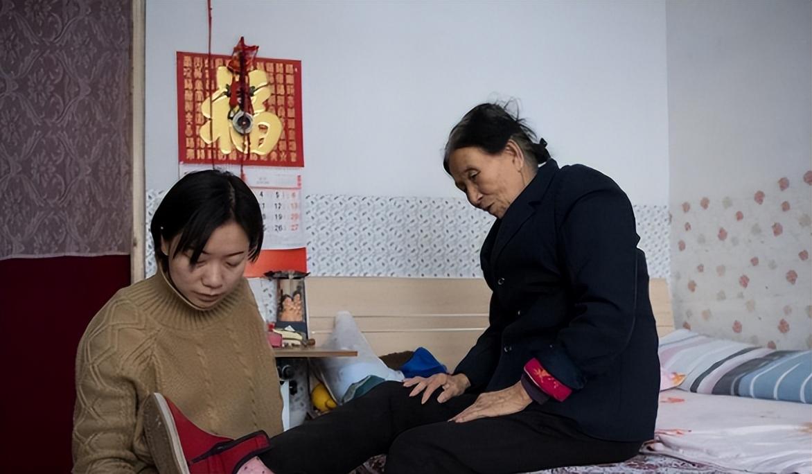 94年山西老太捡回独臂女婴,靠捡破烂抚养25年,女孩考上博士报恩