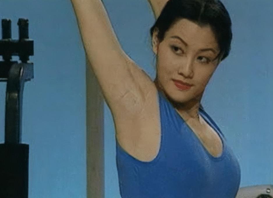 2001年,41岁的健美女皇马华突然离世,死前身上出现大片红紫斑痕