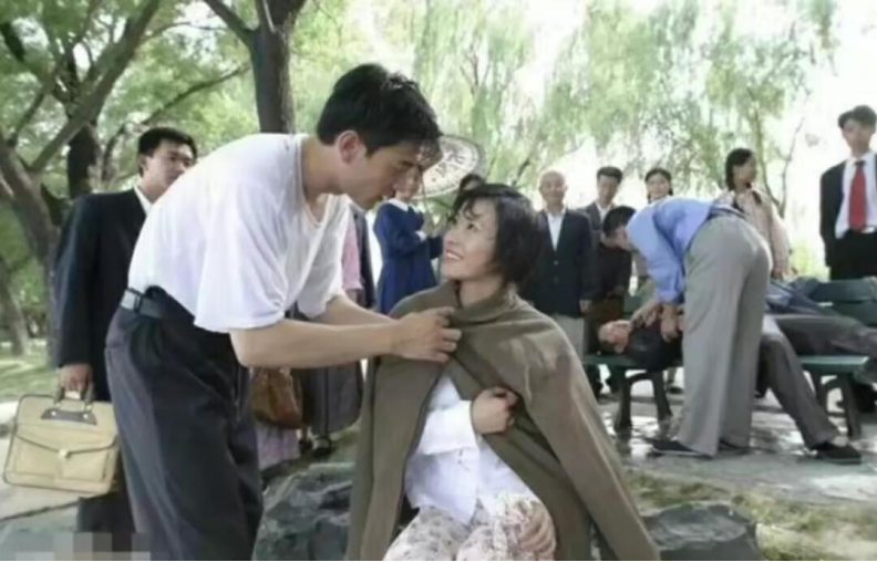 在一次拍摄中,郝蕾意外受伤,李光洁迅速将她送往医院,住院期间还对她