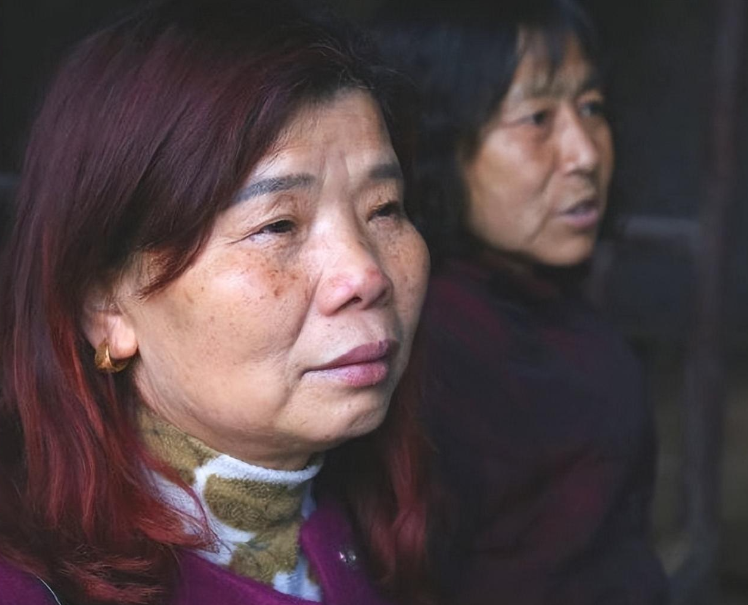 回顾女子被家暴后离家出走,20年后回家发现,儿子服刑