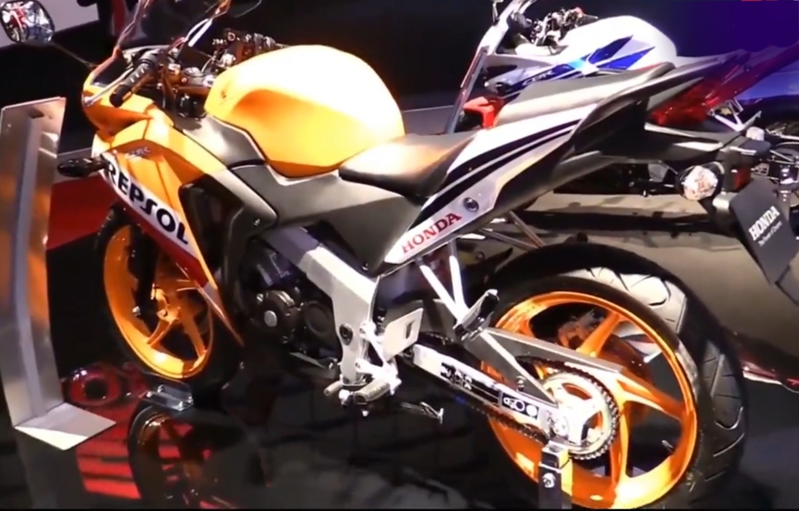 本田cbr125r,配水冷发动机,功率极限压缩,可达13.2匹