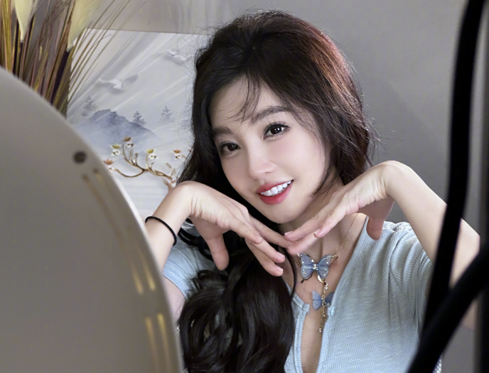 冯提莫直播健身,摄影师手抖袒露心胸!傲人深v尽收眼底