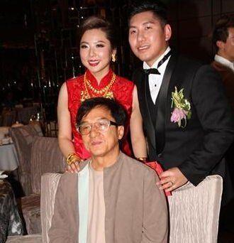 元彪罕带儿子露面,33岁儿子正脸曝光超像妈,女儿也是富态美人