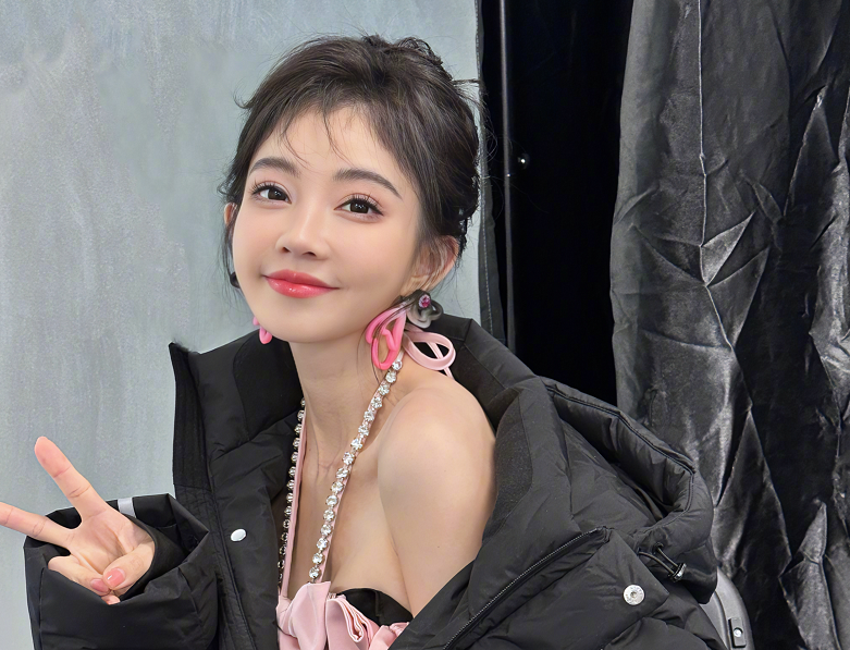 冯提莫直播健身,摄影师手抖袒露心胸!傲人深v尽收眼底