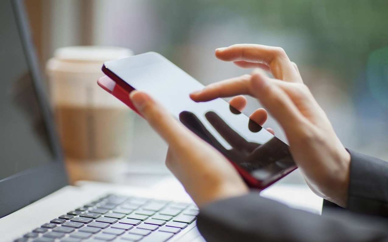 发现一直玩手机真的很恐怖#,手机作为即使通讯工具,现在又集成了耪照