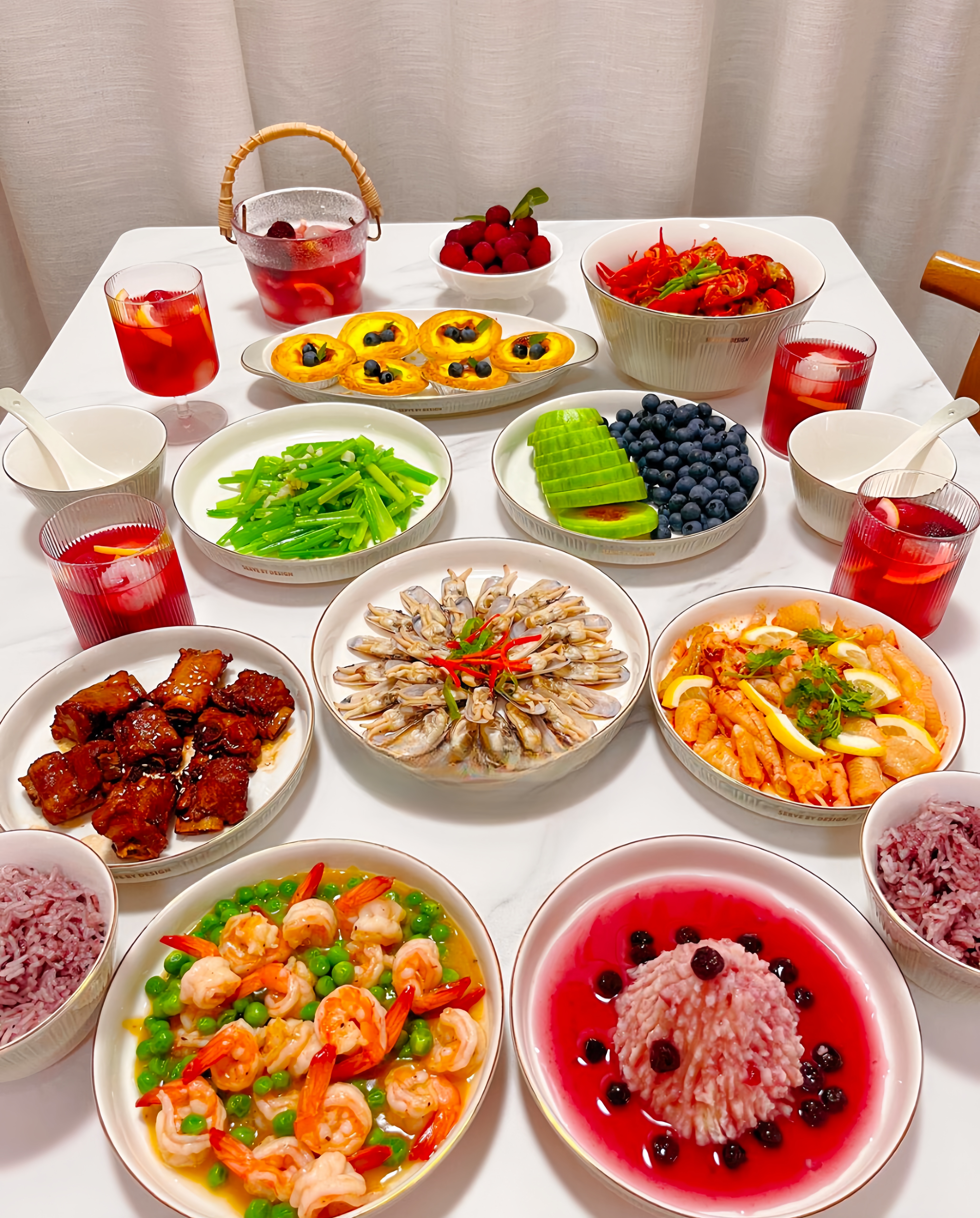 在这满满的一桌菜当中,看着都很有食欲,除了一样从视觉上接受不了,右