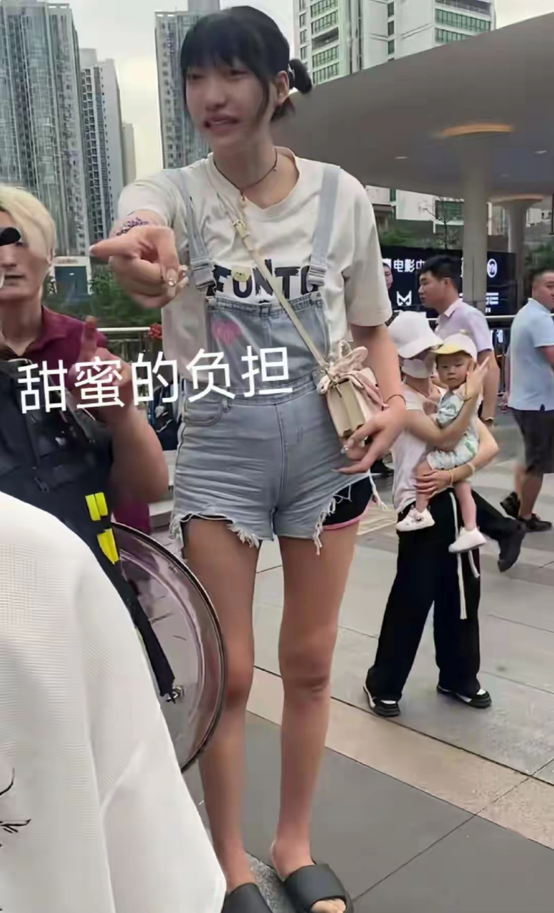 重庆一女方身高2米,男方一米七,巨大的身高差让他们成为众人瞩目的