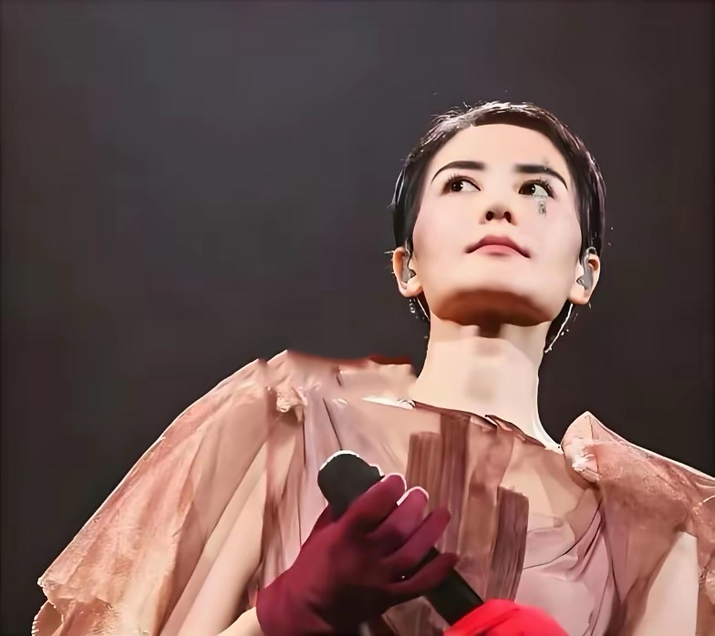 54岁天后王菲携女儿李嫣看演唱会,路透照美得像电影海报,男闺蜜贴心