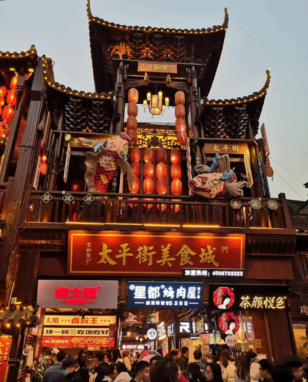 长沙可以说是一个不夜城,特别是五一商圈那一个地带,那里有很多的酒吧