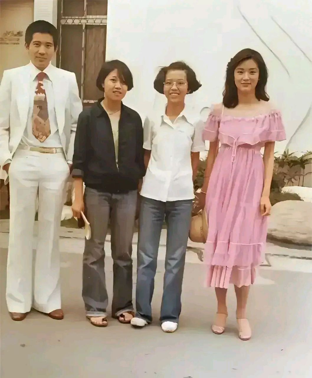 我就认识左右两边的梁朝伟跟林青霞,剩下中间这两位你们认识吗?