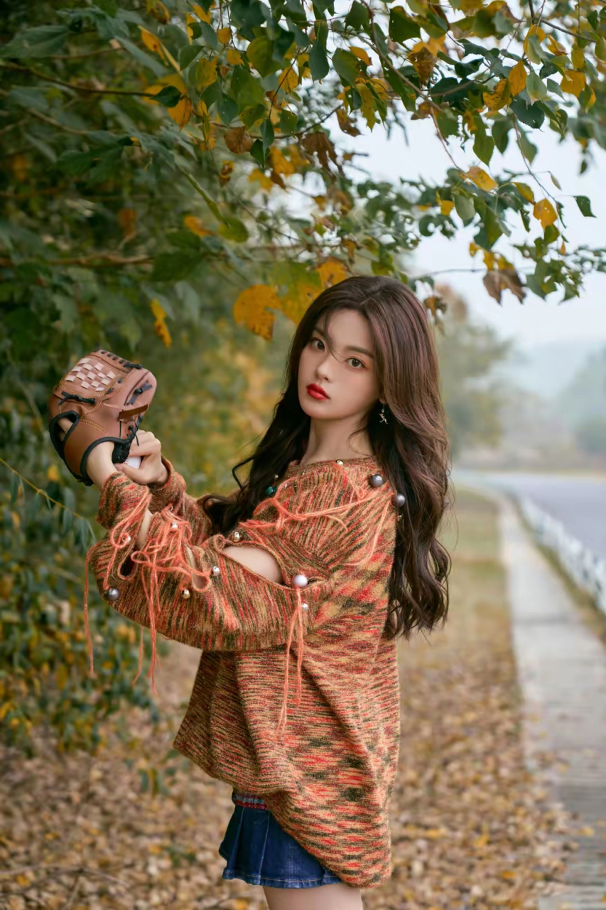 杨超越长卷发氛围美照,彩色破洞毛衣搭短裙,每一帧都是绝美画面  不得