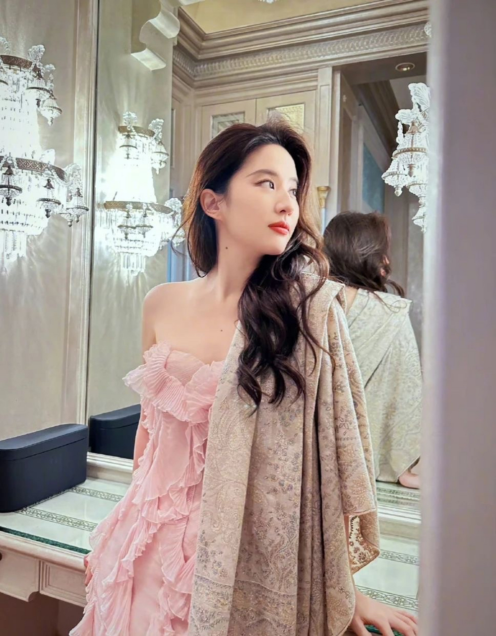 陈金飞一直被传是刘亦菲的干爹,俩人关系特殊,甚至陈金飞后来跟杨采钰